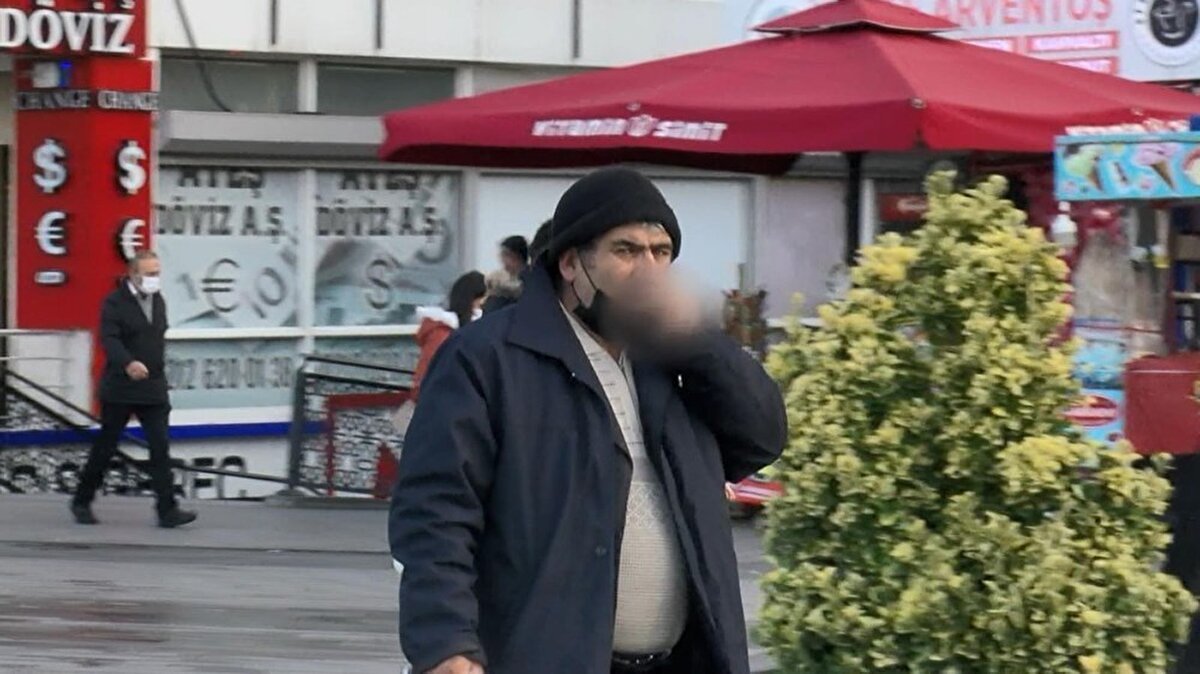 İstanbul'un kalabalık caddelerinda çok sayıda vatandaşın ilk günündeki yasağa uymadığı görüldü. Kimi banklarda oturarak sigara içerken kimisi de meydanda yürüyerek sigara içti. Denetimdeki güvenlik güçleri de yasağı çiğneyen vatandaşlara ceza kesti. 