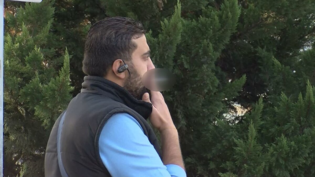 Yasaktan haberdar olan ve sigara içen vatandaşlardan Mustafa Top, Kamuya açık alanda bizim kimseye bir zararımız yok köşede durarak sigara içiyoruz. Sigara içmek benim özgürlüğüm, içmemek de bir başkasının özgürlüğü. Sigaradan rahatsız ediyorsam mümkün olduğunca uzaklaşırım. Kapalı alanlarda bu kurala uyuyoruz zaten. Evde içemiyoruz, kapalı alanda içemiyoruz biz nerde içeceğiz. Ceza da yazılsa ben içmeye devam edeceğim dedi. Sigara kullanan bir başka vatandaş ise, Biz sigara tiryakilerinin kötü bir alışkanlığı bu maalesef. Otobüsten iner inmez sigara yakıyoruz. Doğru bir uygulama olduğunu düşünüyorum ancak kafelerde daha fazla içiliyor oradaki denetimler artırılsa daha iyi olur ifadelerini kullandı. 