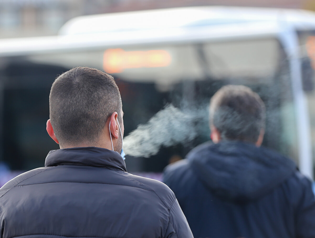 Yasağa uymayanlara 900 TL para cezası uygulanacak.  Sigara içilmesi yasaklanan alanlar:  