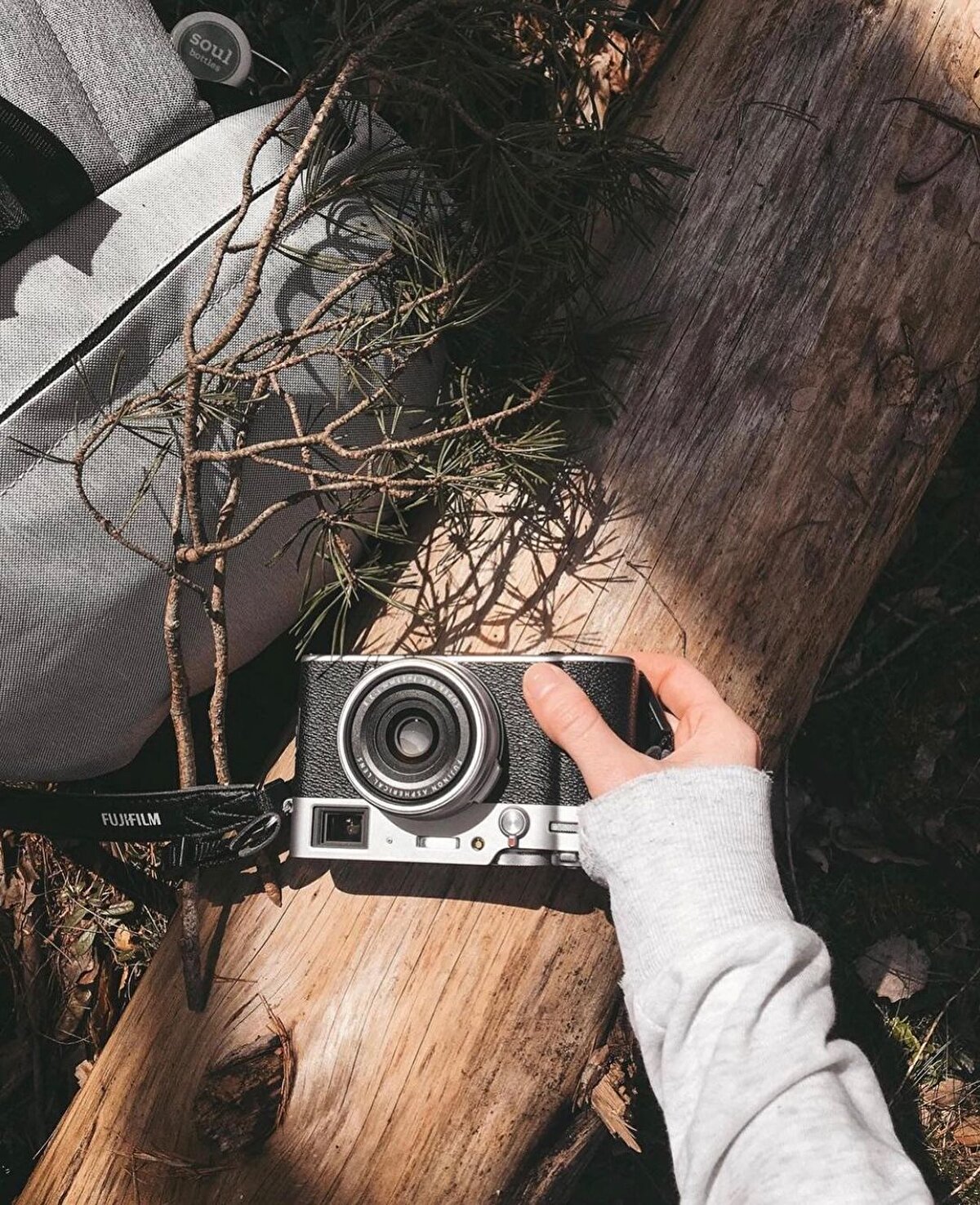 💭 Güven Adıgüzel, Yaralar ve Diğer Sebeplerden: Kitap çok çeşitli denemelerden oluşuyor ve bu denemelerde de farklı karakterlerin, toplumların, olguların üzerine odaklanıyor. Kimi zaman Bruce Lee’den, kimi zaman Afrika’da kadim bir kabile geleneğinden bahseden Güven Adıgüzel’in sorduğu soru ise bunca farklılığa rağmen hep aynı, arka planda hep aynı soru çalıyor: “ Dünyada hem uyanık hem dürüst kalabilir miyiz?” 
