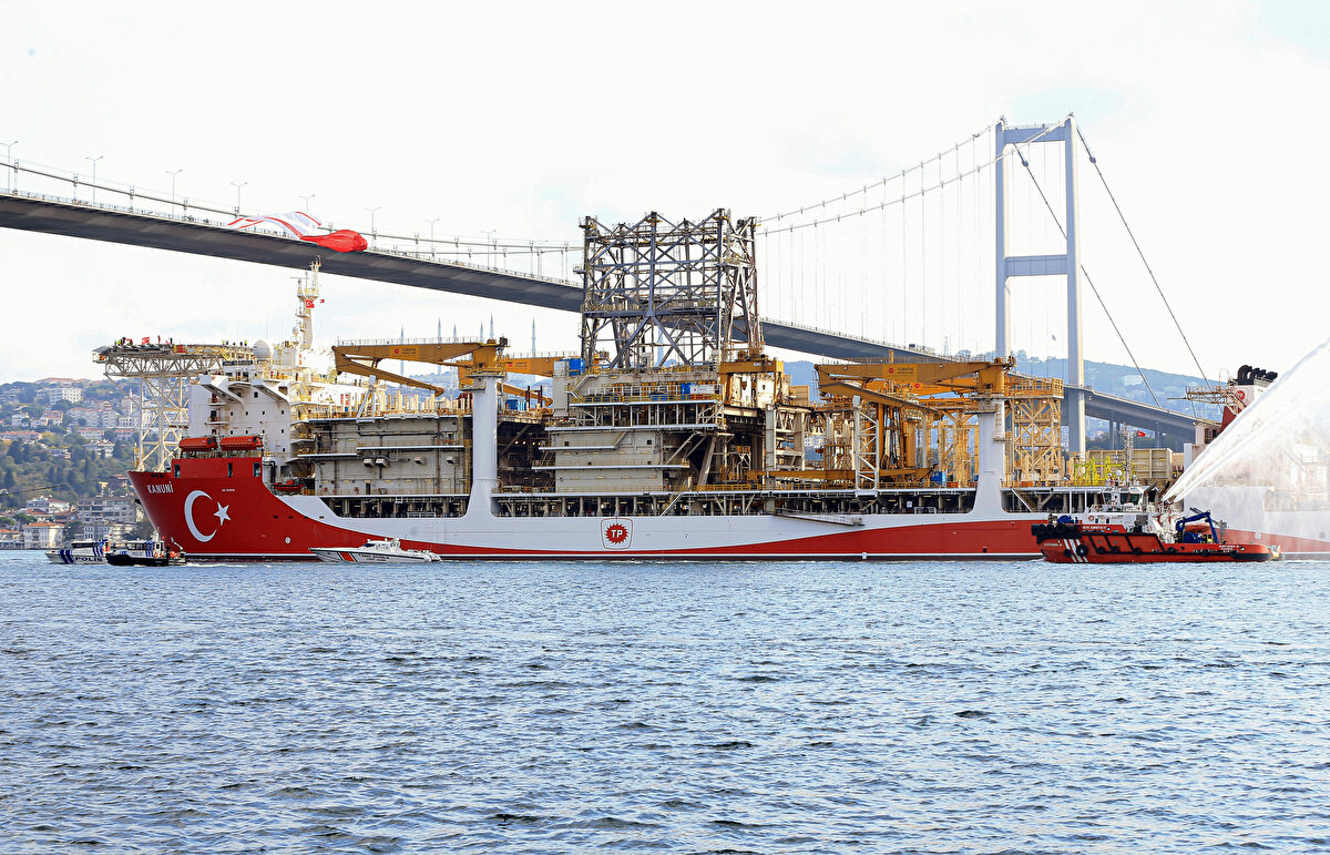 Dönmez, Türkiye'nin Doğu Akdeniz'deki çalışmalarını da aralıksız sürdürdüğüne dikkati çekerek, Kimse Akdeniz’de durduğumuzu, duraksadığımızı sanmasın. Yavuz, Selçuklu-1 kuyusundaki sondajını 6 bin metrede tamamladı. Bölgede yaptığımız çalışmalardan ümit verici sonuçlar aldık. İnşallah bu bölgenin yakınlarında yeni sondajlarımız olacak. Yavuz'un şu anda, Taşucu Limanı'nda Akdeniz'deki bir sonraki sondajı için kuyu öncesi bakım çalışmaları devam ediyor. bilgisini paylaştı.