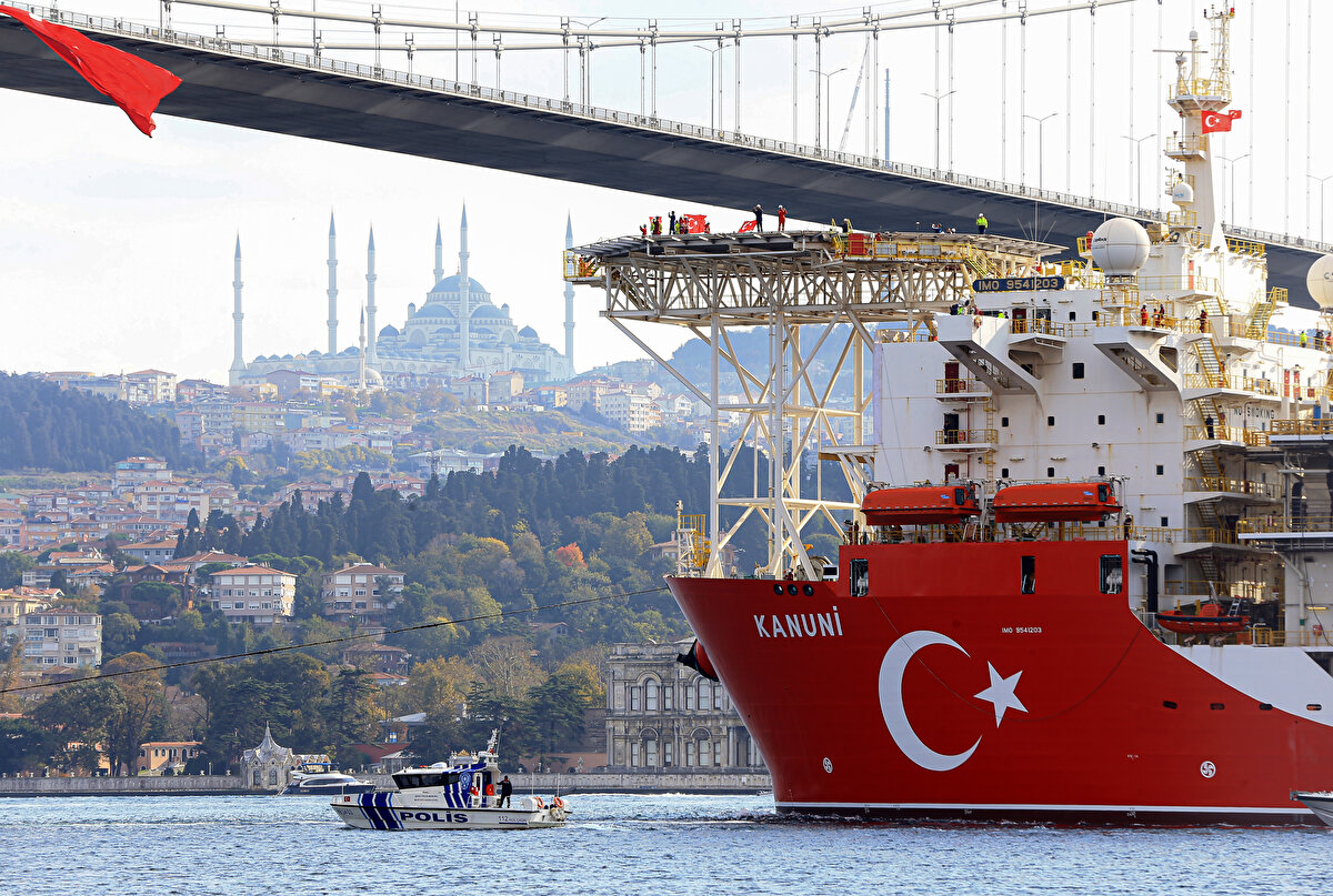 Dönmez, Fatih sondaj gemisinin 31 Ekim itibarıyla Sakarya Gaz Sahası'nda bulunan Türkali-1 kuyusunda yeni sondajına başladığını ve bu kuyuda şu an itibarıyla 2 bin 600 metreye kadar indiğini açıkladı.
