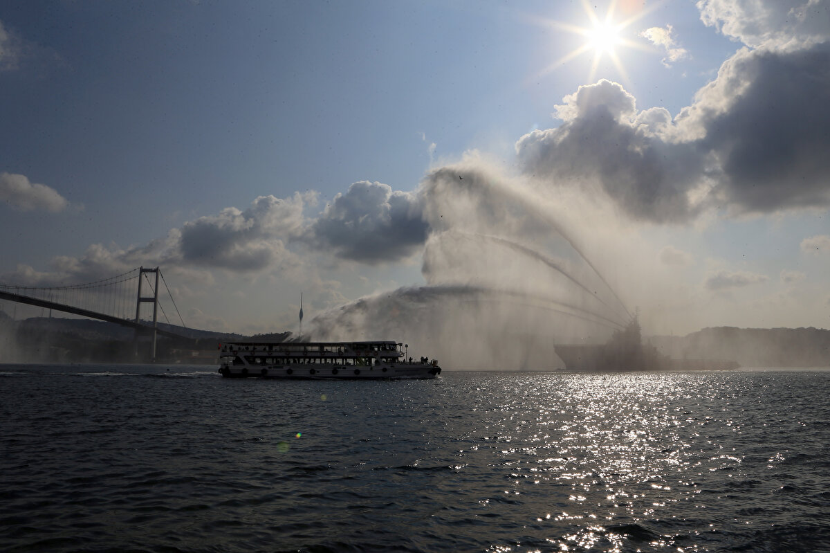 Bakan Dönmez, Kıyı Emniyetine ait gemiyle Kanuni'nin Boğaz geçişine eşlik etti.