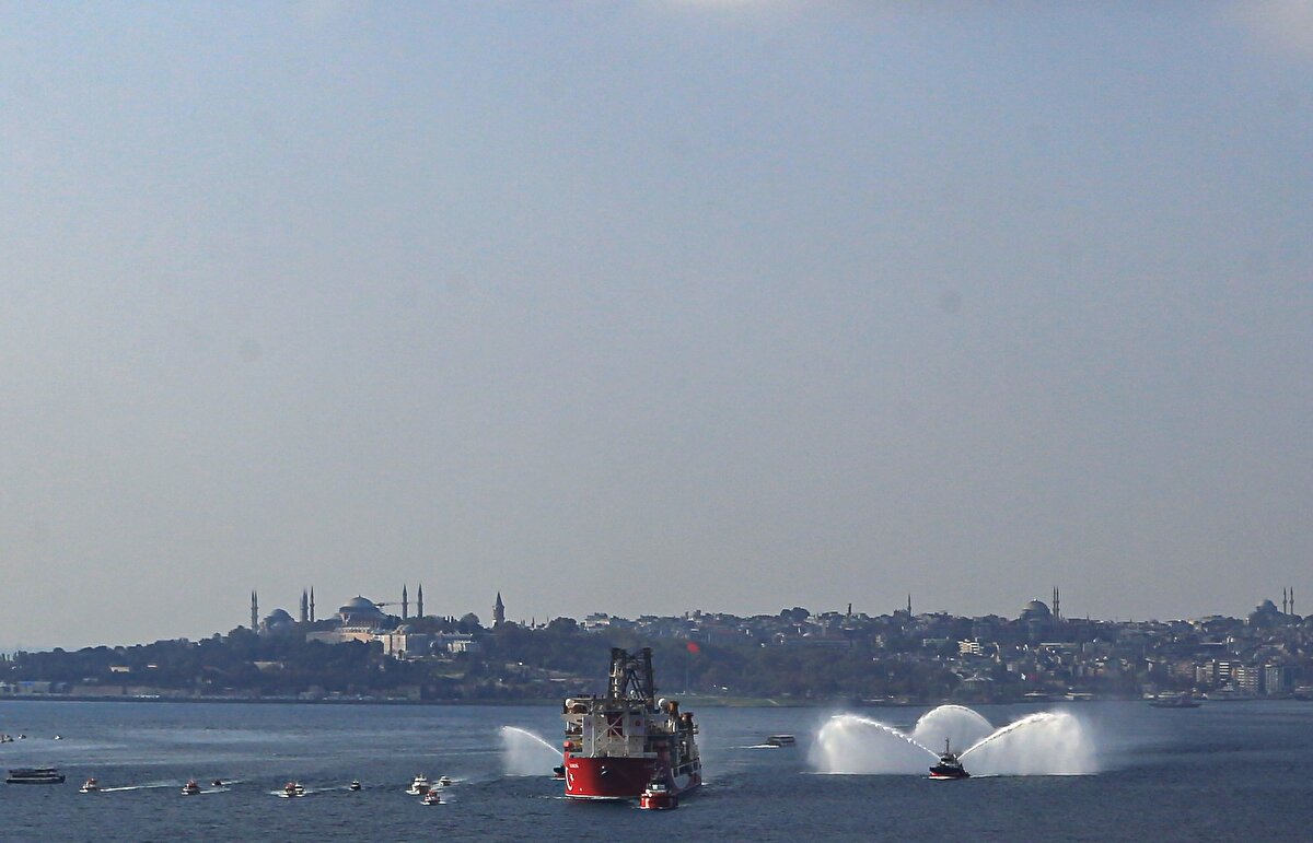 Dönmez, Haydarpaşa Limanı'nda gerçekleştirilen Kanuni sondaj gemisini Karadeniz'e uğurlama töreninde yaptığı konuşmada, bu limandan 29 Mayıs'ta Fatih sondaj gemisinin de Karadeniz'e uğurlandığını ve bir ay gibi kısa bir sürede 320 milyar metreküplük gaz rezervine ulaştığını ifade etti.