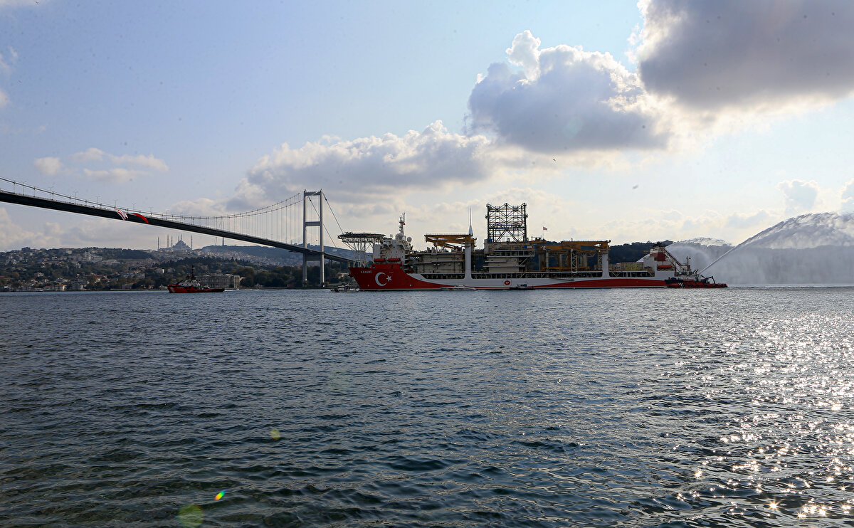 Dönmez, bazı ülkelerin Doğu Akdeniz meselesini hukuk bağlamından çıkararak tarihi ve sosyolojik bir zemine çekmeye çalıştığını belirterek, Bizim sahadaki bütün faaliyetlerimiz Birleşmiş Milletler nezdinde de kayıtlı uluslararası hak ve hukuka dayanıyor. Biz muhataplarımızı her zaman masaya davet ettik. Gerilimden yana olmadık. Diyalog yanlısı tavrımızı sürdürdük.