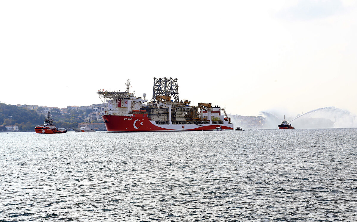 Oruç Reis ve Barbaros Hayreddin Paşa sismik araştırma gemilerinin ise Akdeniz'de faaliyetlerine devam ettiğini vurgulayan Dönmez, şöyle konuştu: Oruç Reis, Antalya Kaş açıklarında Demre-1 lokasyonunda 6 bin 822 kilometrelik iki boyutlu veri topladı. Barbaros da Kıbrıs açıklarında Batı Güzelyurt-1 lokasyonunda üç boyutlu sismik araştırmalarına devam ediyor. Bugüne kadar 195 bin 525 kilometrelik alan detaylı bir şekilde tarandı. Zihinlerde canlanması için şöyle bir örnek vermek istiyorum. Belçika'nın yüz ölçümü yaklaşık 30 bin kilometre. Barbaros son görev yerinde Belçika'nın toplam yüzölçümünün 6,5 katı büyüklüğünde bir alan taradı. Elde ettiğimiz verilerin analiz edilmesiyle gemilerimizin Akdeniz'deki bir sonraki görev yerini belirleyeceğiz. 100 yıl önce nasıl Sevr'i yırtıp attıysak, bugün de Mavi Vatan'da bize dayatılmak istenen Sevr'i de aynı şekilde yırtıp attık. Uluslararası hukuku görmezden gelen bir anlayışla, sipariş üzerine hazırlatılan haritalar Akdeniz'in sularına gömüldü. Bölge ülkelerinin haklarını gasp ederek Doğu Akdeniz'in neredeyse tamamı üzerinde hak iddia etmek nasıl bir akıl tutulmasıdır anlamak mümkün değil.