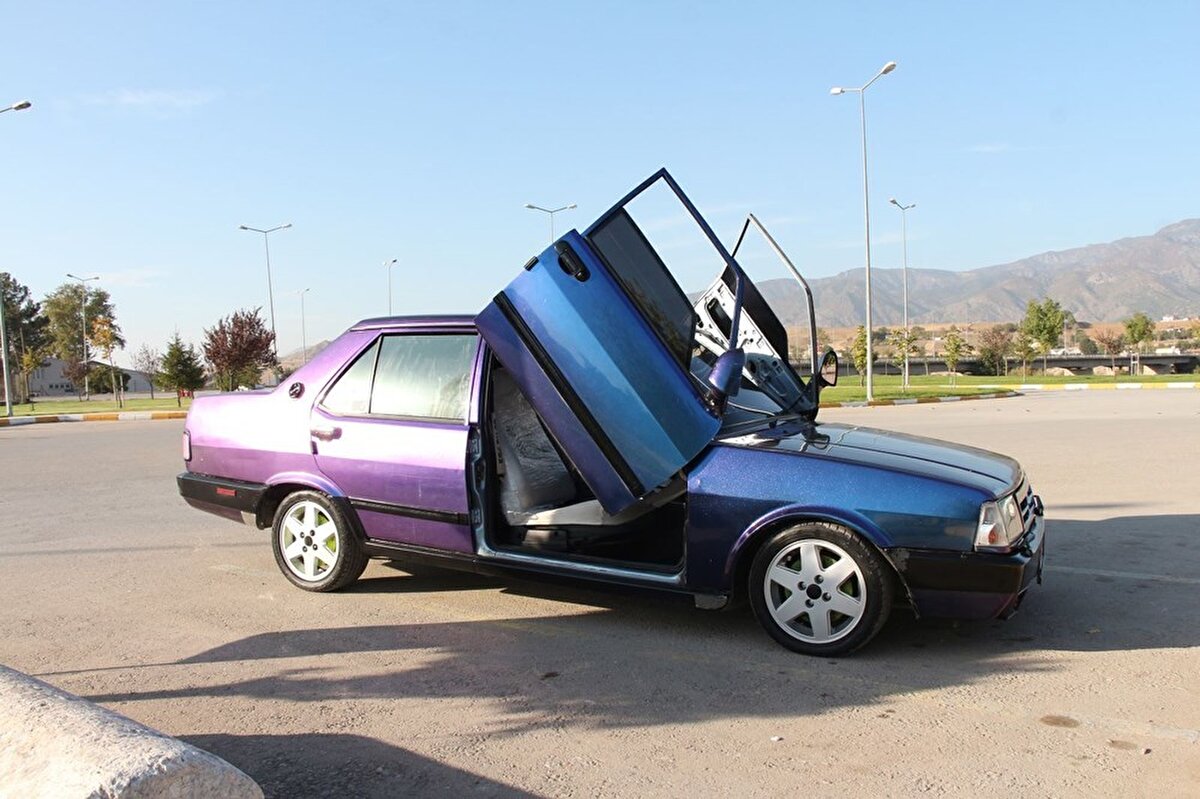 Çetinkaya şunları kaydetti: Biz bunu yapabilir miyiz diye, düşündük. Kaportacı ustam sağ olsun. Yapabilir miyiz, yapamaz mıyız arasında kaldık. Geceleri sabaha kadar kaynak işleriyle sök, tak işleriyle uğraştık. Kapıların böyle açılmasına insanlar şaşırıyor. Hayaliniz varsa yapın. İnsan mutlu oluyor. Gece evinin önde araçtan inip, balkondan tozunu görüyorsun, gecenin biri de olsa ikisi de olsa inip siliyorsun. Bir insan sevgilisine koşar, biz de önce arabamıza koşuyoruz. Temizliğine önem veriyoruz. Bir hastalık bizim için bu.