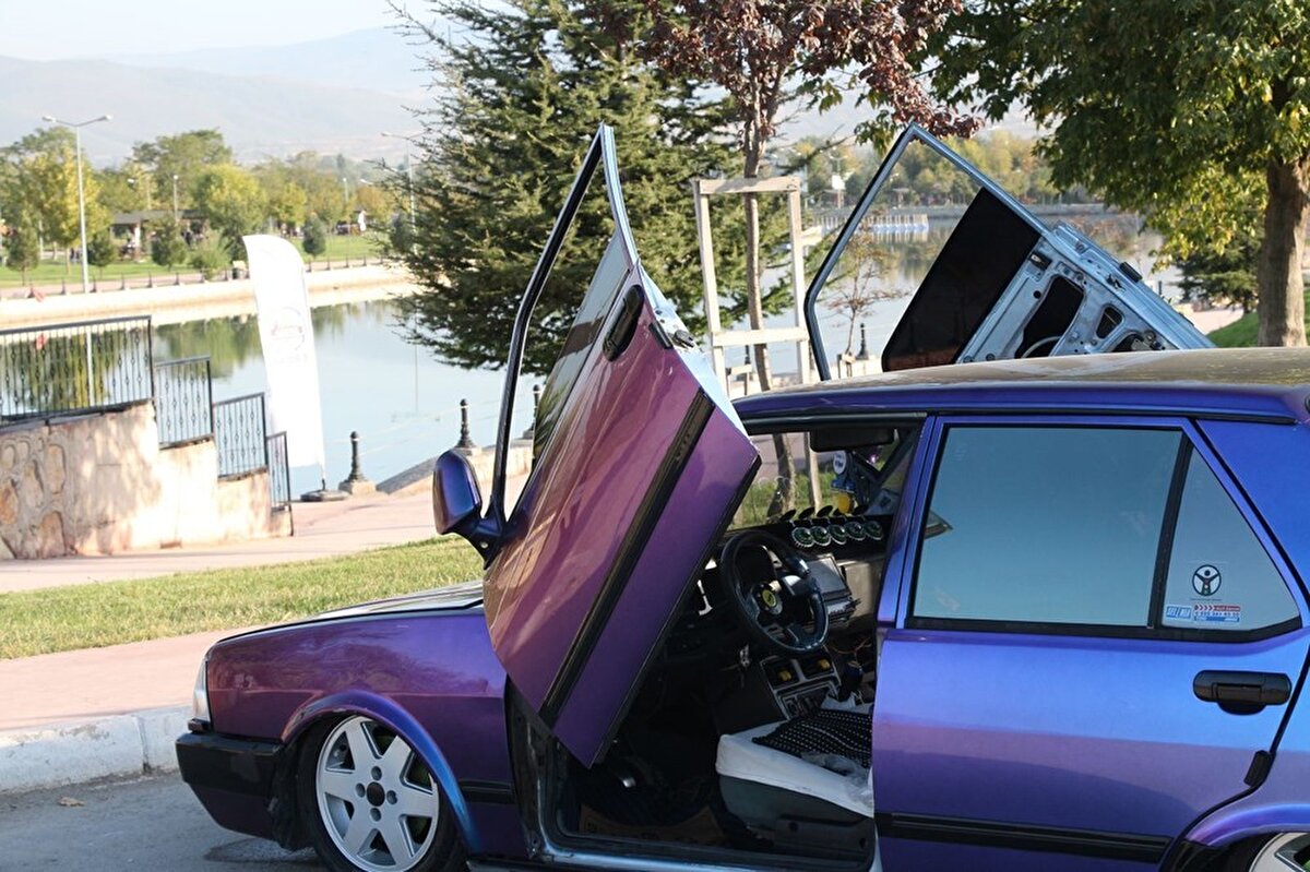 Çetinkaya, orijinal rengi mavi olan 1993 model otomobili yeniden boyattırdı. Havalı süspansiyonlar taktırdı. Bununla da yetinmeyip, otomobiline yukarı açılan kapılar yaptırdı.