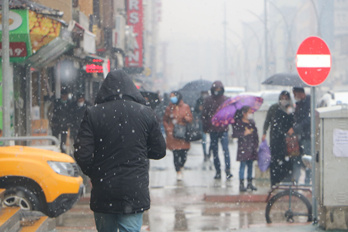 İlçede saat 09.00 sıralarında başlayan kar yağışı, yaklaşık 1 saat sürdü. 
