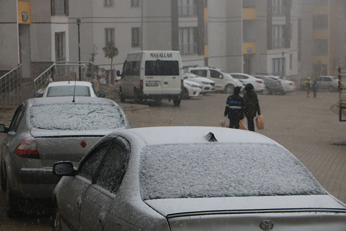 Araçların üzerinde kısa sürede kar birikintisi oluştu.  