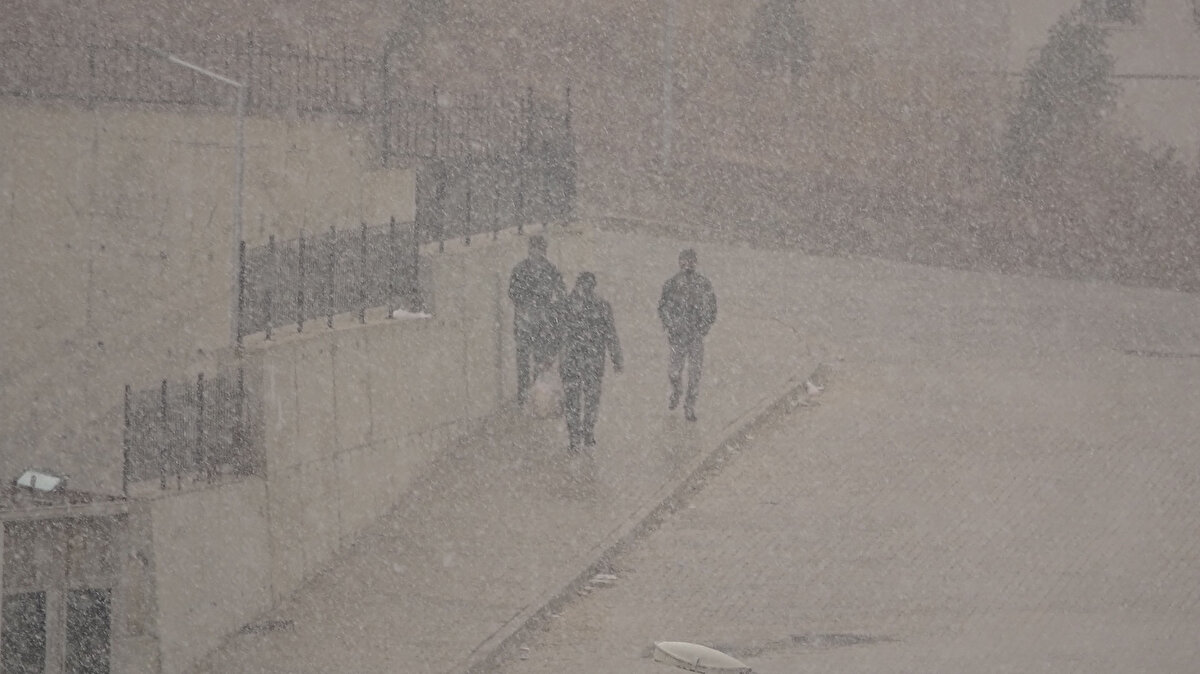 Meteoroloji yetkilileri, kar yağışının gün içinde karla karışık yağmur olarak zaman zaman etkili olacağını belirtti.