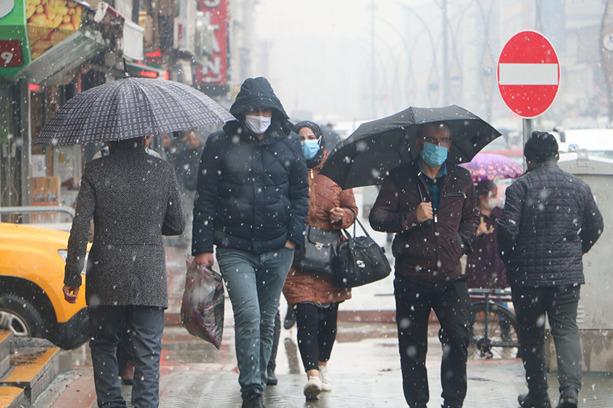 Yüksekova ve çevresinde soğuk hava ile yağmur etkili olurken, bu sabah kar yağdı.  