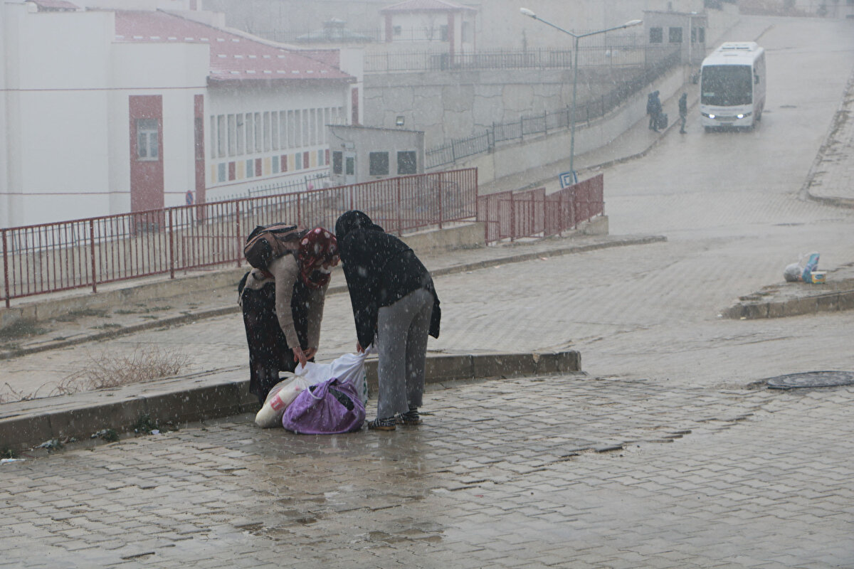 Ardından da aralıklarla yağmur etkili oldu.