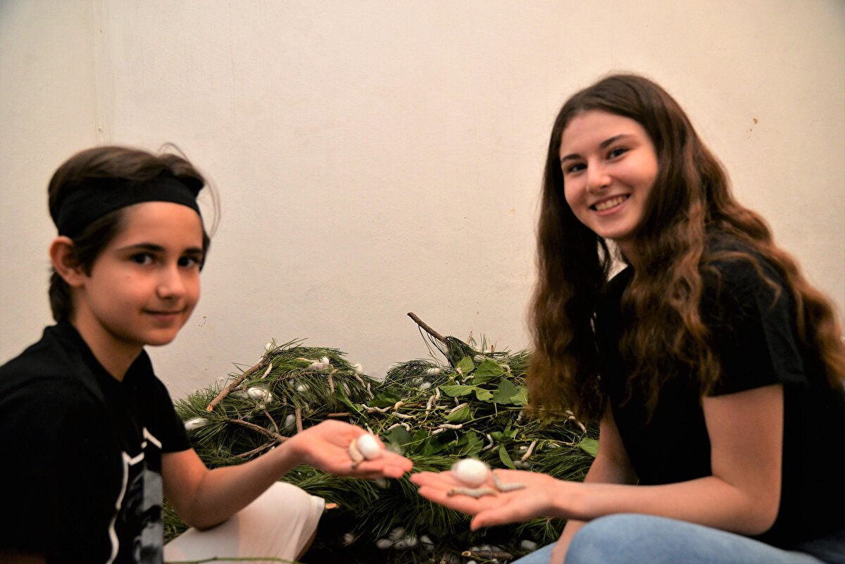 Koza Tarım Satış Kooperatifleri Birliği (Kozabirlik) Yönetim Kurulu Başkanı Ramazan Işık da, Koza Birliğin 1940 yılında ipekböceği üreticilerinin üretim, finansman, pazarlama ihtiyaçlarını karşılamak ve Türkiye'deki ipekböceği gelişimini ve korunmasını sağlamak amacıyla kurulduğunu bildirdi. 80 yıllık geçmişe sahip olan kuruluşun, kurulduğu günden bugüne kadar üreticiye hizmet ettiğini belirten Işık, ''Üreticilerin sağlıklı bir şekilde ipekböceği kozası elde etmesi için 724 evlerinde misafir oluyoruz. Elde edilen kozalar kooperatif personelimizce Bilecik, Adapazarı, Bursa, Eskişehir ve Alanya'daki kooperatiflerdeki personellerimiz tarafından yerinden alınarak, Eskişehir Sarıcakaya ilçesindeki kooperatifimizin depolarına getiriliyor. Yani üretilen kozaları yerinden gelip alıyoruz, hiçbir pazarlama ve üretim masrafı yok dedi. 