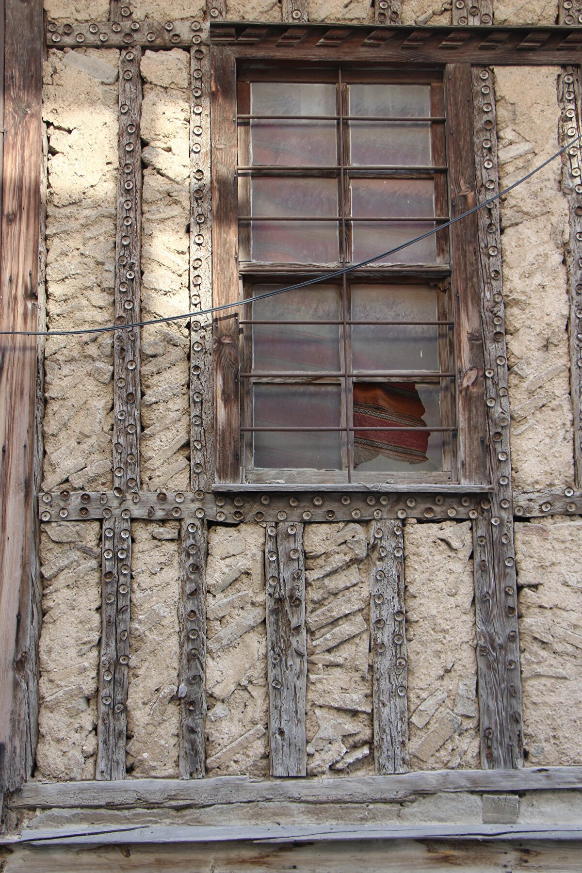 Samsun'un Vezirköprü ilçesine bağlı Yenimahalle Mahallesi´nde bulunan 100 yıllık gazoz kapaklı ev, görenlerin dikkatini çekiyor.  