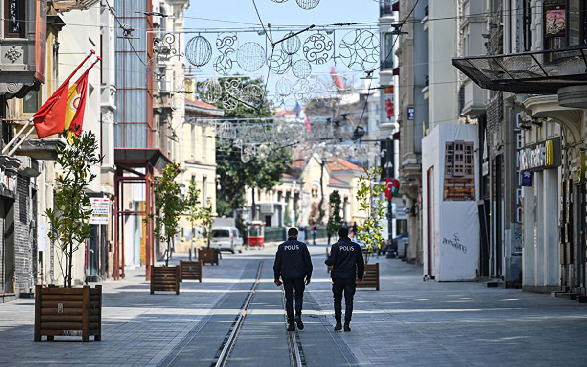 1- Yeni bir karara kadar hafta sonları 10.00-20.00 saatleri dışında sokağa çıkma kısıtlanacak, üretim, imalat ve tedarik zincirleri bundan muaf olacak. Pazar günü saat 20.00'den pazartesi sabah 05.00'e dek sokak kısıtlaması sürecek.
Sokağa çıkma kısıtlaması 21 Kasım Cumartesi günü saat 20.00'de başlayacak.
Hafta sonları sokağa çıkma kısıtlamasının uygulandığı sürelerde vatandaşların özel araçlarıyla şehir içi ya da şehirler arası seyahate çıkmamaları esas olacak. İstisnai durumlarda izin alanlar özel araçlarıyla seyahat edebilecek.