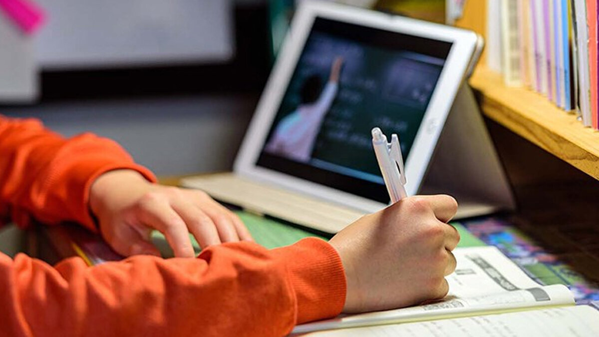 3- Ara tatilde olan okullardaki eğitim-öğretim, yıl sonuna kadar online olarak sürdürülecek.