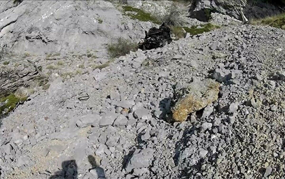 Bu dağcı Kayalığının hemen karşısındaki yamaçta da kavuniçi üzerine mavi boyanmış bir Toros araç vardı. İçindeki bütün parçalar sökülmüştü. Spil Dağında bu araçların ne işi var nasıl oraya gidiyorlar anlamak mümkün değil. Yetkililerden bu araçlarla ilgili çalışmaları yapmalarını rica ediyorum."