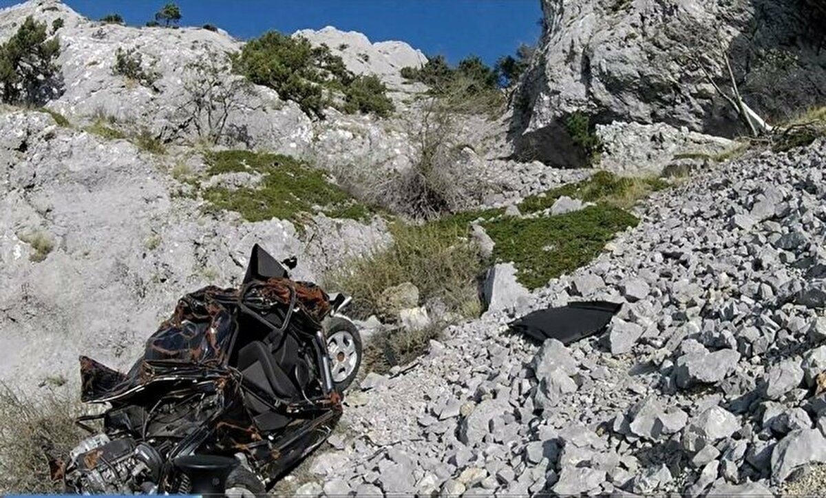 Zorlu tırmanış sırasında Spil'in doğasına hayran kalan Cennet, tırmanış sırasında araç yolunun bulunmadığı güzergahta gördüğü iki aracı da kaskının kamerasıyla kayda aldı.