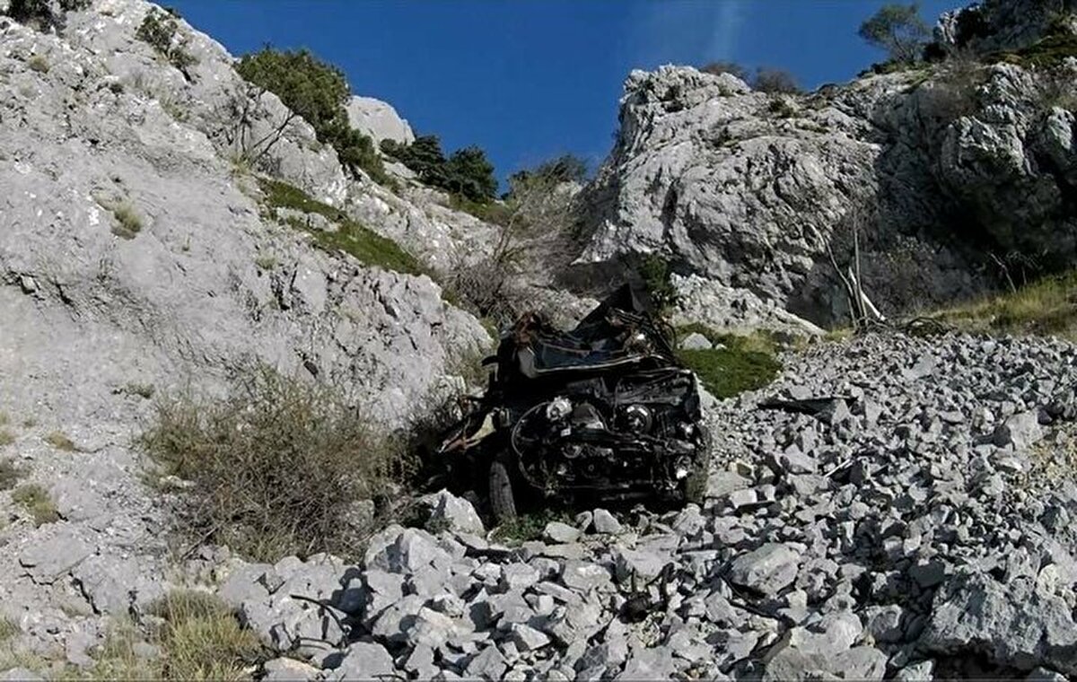 Herhangi bir kan izi falan yoktu ama araç pert olmuş hiç alakasız bir yerde hiç alakasız bir yamaçtaydı. Durumu bildirdim. Kimindir nasıl gelmiş nasıl burada kalmış diye ama herhangi bir sonuç bulunamadı. Daha önceden de Oduncu rotasından ilerlediğimde Dağcı Kayalığı var.