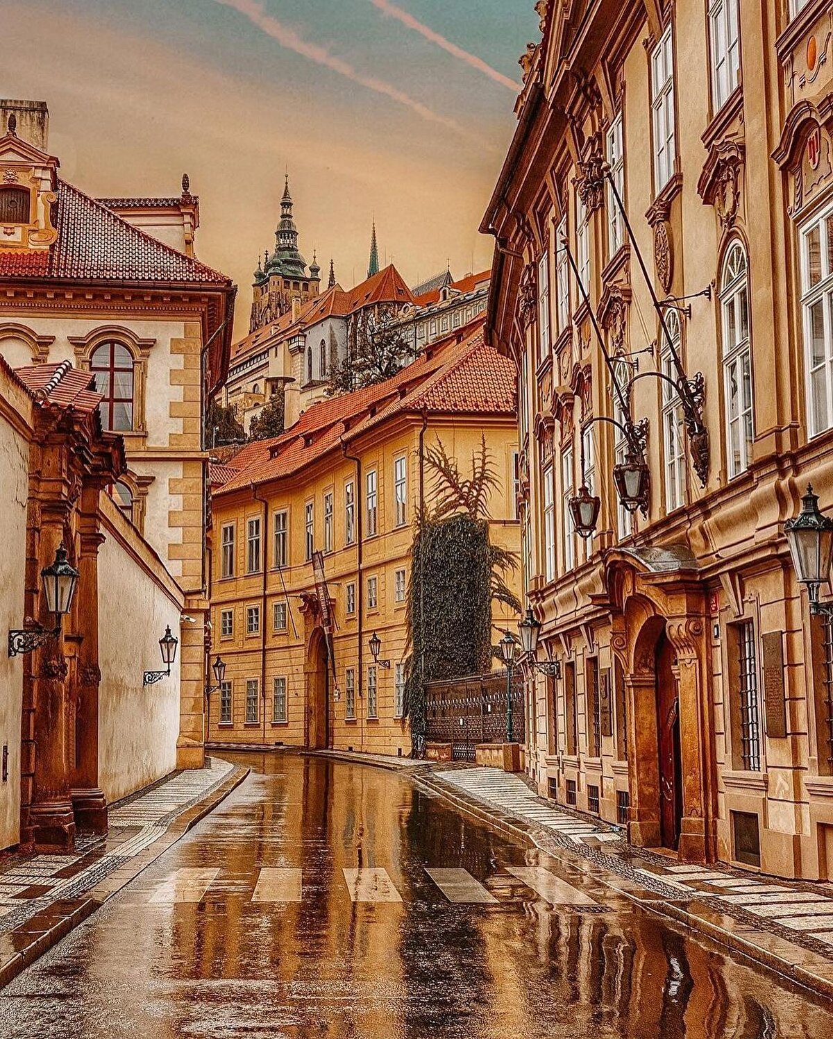 📍Eski Prag, tıpkı Roma gibi yürüyerek kolaylıkla gezebilecek bir şehir. Şehrin köprülerinin herhangi birinden geçtiğinde en fazla on dakika sonra kendini eski şehrin meydanında bulursun. Prag, Orta Avrupa'nın kalbi ise, bu meydan da Prag'ın kalbidir.