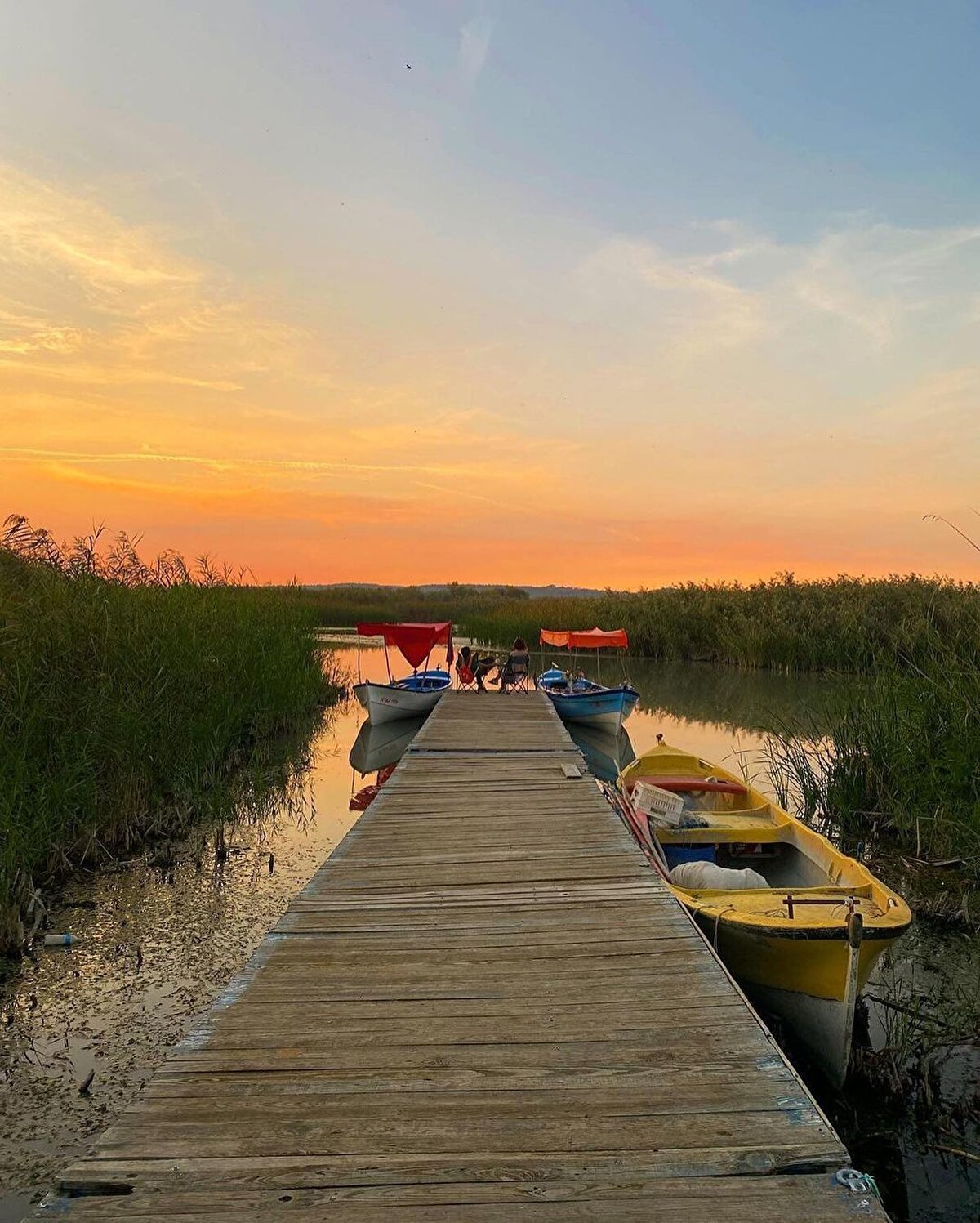 📌 Eski adı Apolyont olan bu eski Rum köyünün kendine bağlı toplam 8 küçük adası bulunuyor. Köyün en büyük adası Halilbey Adası. Göl ve köy çevresi tamamen sit alanı. Köyün doğal manzarası kendine has havası bile görülmeye değer. Köyde bulunan eski Rum evlerinden bir kısmı korunmuş ve evleri gezebilirsiniz. Köy içerisinde üç duvarı kalmış surlarını ve köy girişinde bulunan St. Constantinus Manastarı’nı ziyaret edebilirsiniz.