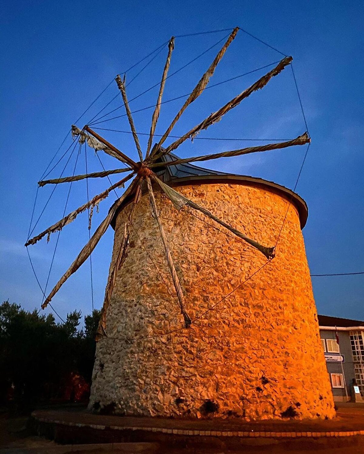 🐦 Göl aynı zamanda bir kuş cenneti... Yavrulama dönemlerini Manyas Gölü’nde geçiren göçmen kuşlar beslenmek için Uluabat Gölü’ne uğruyor. Uluabat çevresinde tavus kuşu, sülün, ördek ve taklacı güvercin yetiştiren bir doğasever de bulunmakta. Dilerseniz ziyaret edebilirsiniz, girişte kuşlar için yem ücreti ödeniyor.