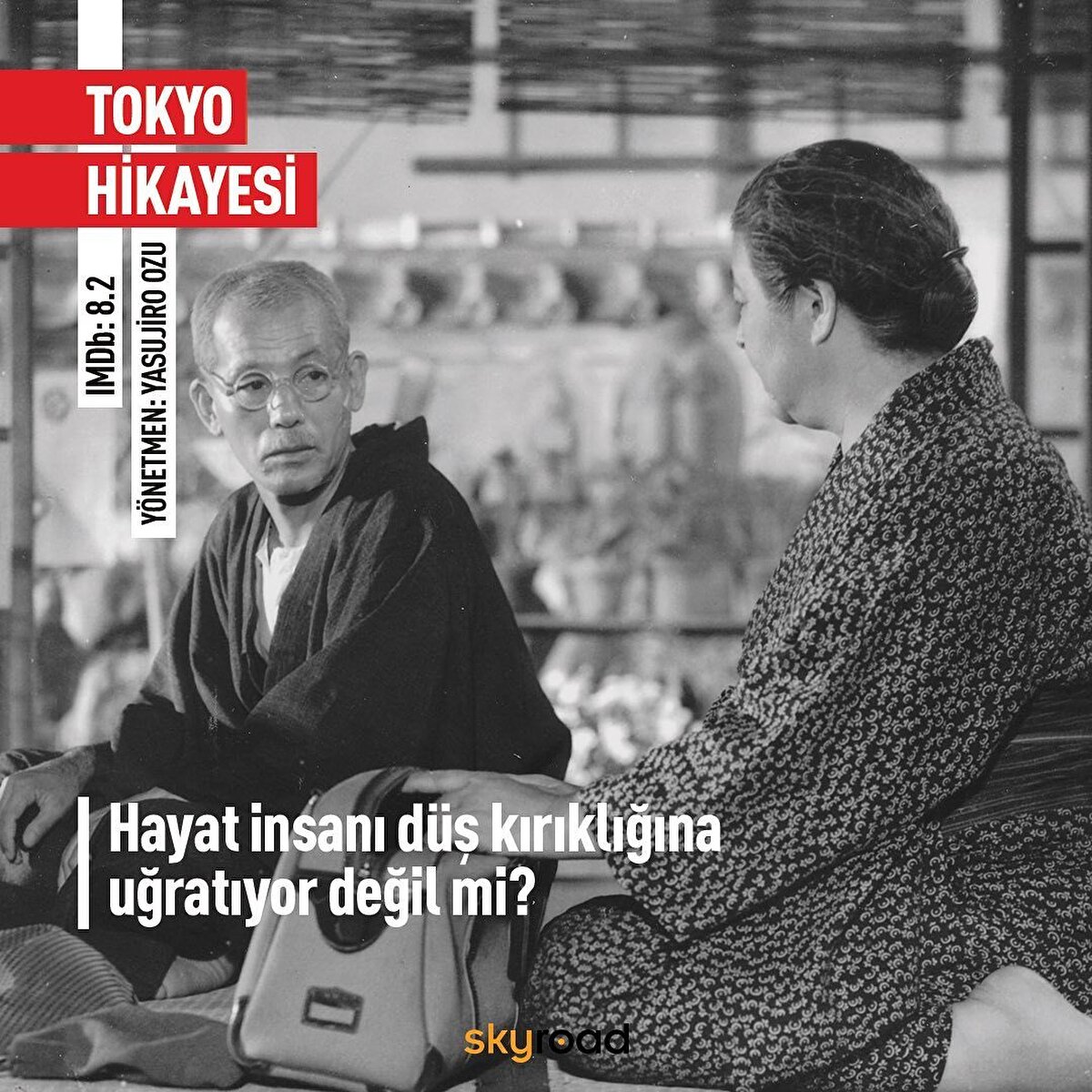 👵🏻 Tokyo Hikayesi, 1953: Dönüşmekte ve batılılaşma yolundaki Japonya'nın taşra kentlerinden birinde yaşayan karı-koca, çocuklarını ziyaret etmek için Tokyo'ya doğru bir yolculuğa çıkarlar. Umutlarla çıkılan bu yolculuk, Tokyo'ya vardıklarında çocukları tarafından ilgisizce karşılanmalarıyla son bulur. Bu süreçte yaşlı çiftle ilgilenen tek kişi savaşta ölen oğullarının dul karısı olur. Kırgın olarak evlerine geri dönen anne-baba, acı bir haberle tüm çocuklarını tekrardan toparlayacaktır.⠀