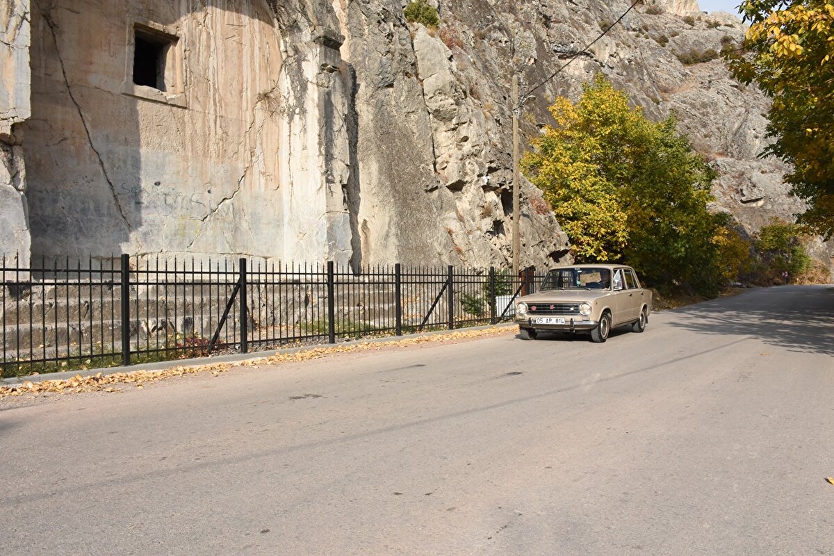 Kent merkezinde müzik evi işletmeciliği yapan ve 13 yaşında başladığı müzisyenlik mesleğini sürdüren Hakan Pazar, fabrikadan çıktığı gibi orijinalliği bozulmayan 1974 model Murat 124 marka otomobilin içerisinde aldığı ilham ile besteler yapıyor.