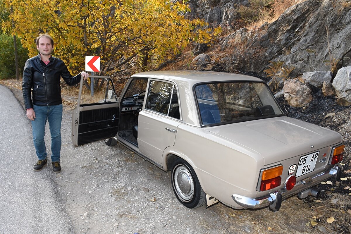 Müzisyen Hakan Pazar, "1974 model klasik murat 124 otomobil, uzun yıllardır şahsım tarafından kullanılıyor. Aracım 46 yıl önce fabrikadan çıktığı gibi bütün parçaları halen orijinalliğini korumaktadır. Aracıma hafta sonları binerek, şehir turu atıyorum. Onun dışında çok fazla trafiğe çıkarmıyorum. Bunun en büyük göstergesi de kilometresinin 52 binde olması. Şehir merkezinde seyahat ederken, il dışından gelenler beni durdurup, aracımla fotoğraf çektirmek istiyor. Büyük bir kısmı ise arabamı satın almak istiyor. Ayrıca, aracımın orijinalliği bozulmadığı için bayi vitrininde sergilemek için bana sıfır araba teklif etmelerine rağmen tekliflerini reddettim" dedi.