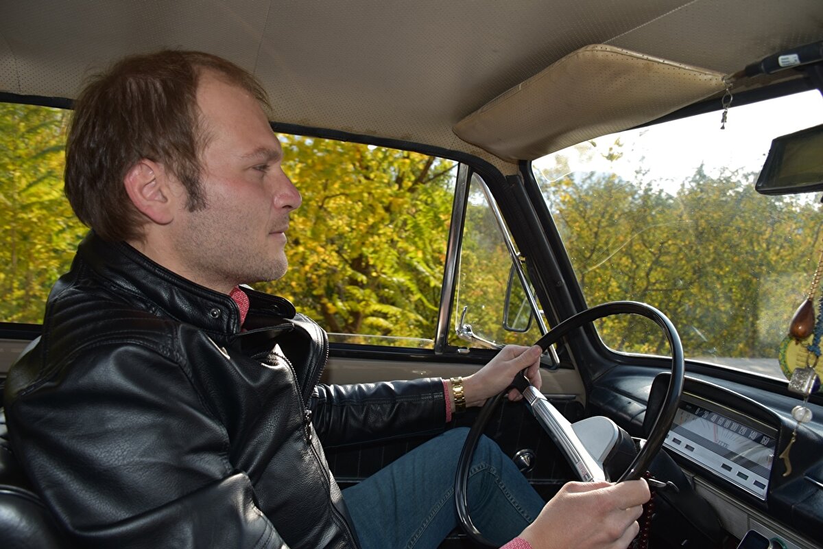 Klarnet, cümbüş, keman, bağlama, ud, saksafon, darbuka, tambur gibi 8 farklı müzik aletini çalabilen Pazar, 46 yıllık klasik otomobiline gözü gibi bakıyor.