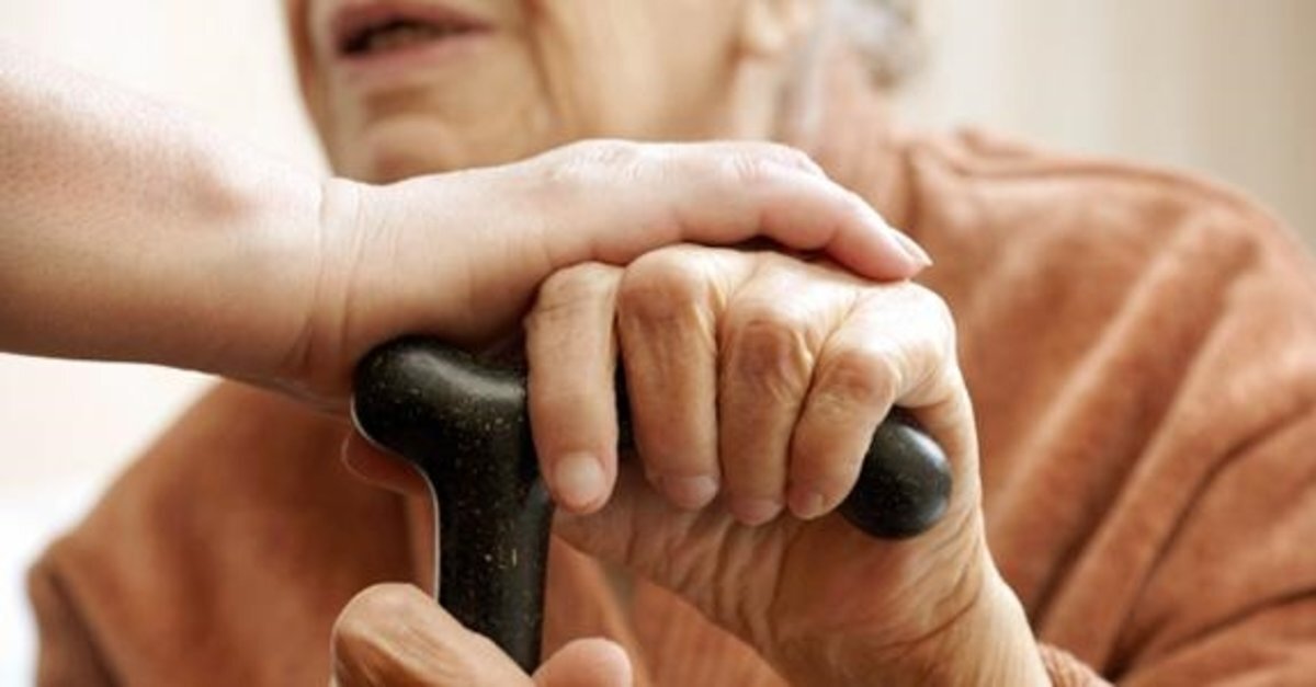 65 yaş ve üzerindeki sağlık çalışanları (doktor, diş hekimi, eczacı vb.), seçimle göreve gelenler (belediye başkanı, muhtar vb.), avukat, akademisyen, veteriner, serbest muhasebeci-mali müşavir gibi meslek gruplarının mensupları bu yaş grubu için getirilen sokağa çıkma kısıtlamasına tabi midir? Genelge ile gün içerisinde 10:00 ile 13:00 saatleri arasında sokağa çıkabilecek 65 yaş ve üzeri vatandaşlarımızdan iş yerleri ile illiyetlerini gösteren çalışmaSGK kaydı vb. belgeyi ibraz edenler istisna tutulduğundan yukarıda adı geçen meslekleri icra eden 65 yaş ve üzeri vatandaşlarımız kısıtlamadan muaftır. 