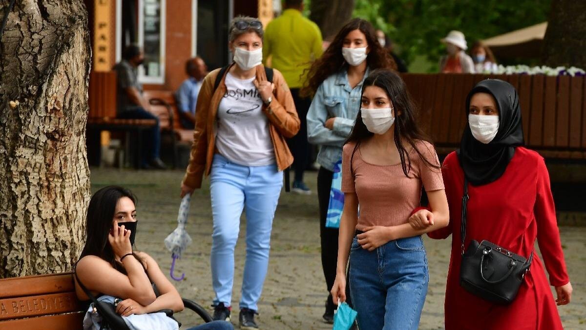 20 yaş altında olup da üniversitelerde yüz yüze eğitim gören öğrenciler ile profesyonel veya milli sporcu olanlar sokağa çıkma kısıtlamasından muaf mıdır? Bazı üniversitelerde teknik eğitim veren mühendislik fakültesitıp fakültesi gibi bölümlerde yüz yüze eğitim devam etmektedir.  Bu yaş grubundaki öğrencilere durumlarını belgelemeleri amacıyla üniversite yönetimince ders programını gösterir şekilde özel bir belge verilecek olup, bu belgenin gerektiğinde ibrazı ile 20 yaşın altındaki öğrenciler bu yaş grubu için getirilen sokağa çıkma kısıtlamasına tabi olmayacaktır.  20 yaş altı profesyonel veya milli sporcular, profesyonel veya milli sporcu olduklarını belgelemeleri kaydıyla sportif faaliyetleri (müsabaka, antrenman, bu amaçlarla seyahat vb.) kapsamında sokağa çıkma kısıtlamasına tabi olmayacaktır. 