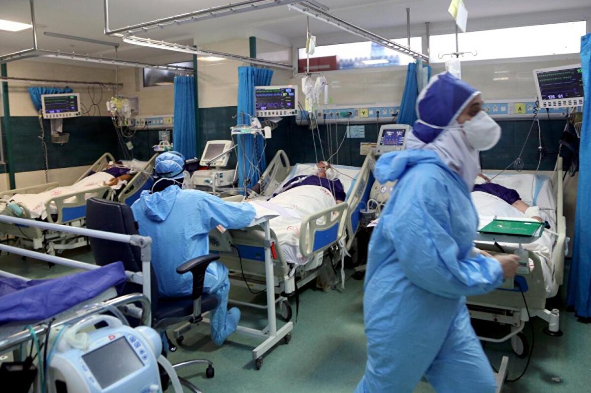 65 yaş ve üzerindeki sağlık çalışanları (doktor, diş hekimi, eczacı vb.), seçimle göreve gelenler (belediye başkanı, muhtar vb.), avukat, akademisyen, veteriner, serbest muhasebeci-mali müşavir gibi meslek gruplarının mensupları bu yaş grubu için getirilen sokağa çıkma kısıtlamasına tabi midir? Genelge ile gün içerisinde 10:00 ile 13:00 saatleri arasında sokağa çıkabilecek 65 yaş ve üzeri vatandaşlarımızdan iş yerleri ile illiyetlerini gösteren çalışmaSGK kaydı vb. belgeyi ibraz edenler istisna tutulduğundan yukarıda adı geçen meslekleri icra eden 65 yaş ve üzeri vatandaşlarımız kısıtlamadan muaftır.   