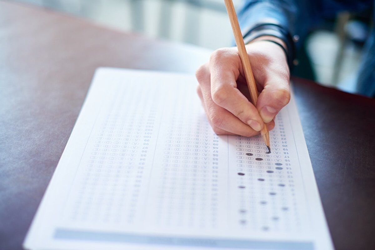 KPSS, Kariyer Mesleklerin Giriş Sınavları, TOEFL, IELTS gibi ülke genelinde düzenlenen sınavlara girecek kişiler sokağa çıkma kısıtlamasından istisna mıdır? Genelgemiz ile KPSS ve diğer merkezi sınavlara katılacağını belgeleyenler ile refakatçilerinin kısıtlamadan muaf oldukları belirlendiğinden bu sınavlara girecek her yaş grubundaki kişiler sokağa çıkma saat kısıtlamasına tabi olmayacaklardır.