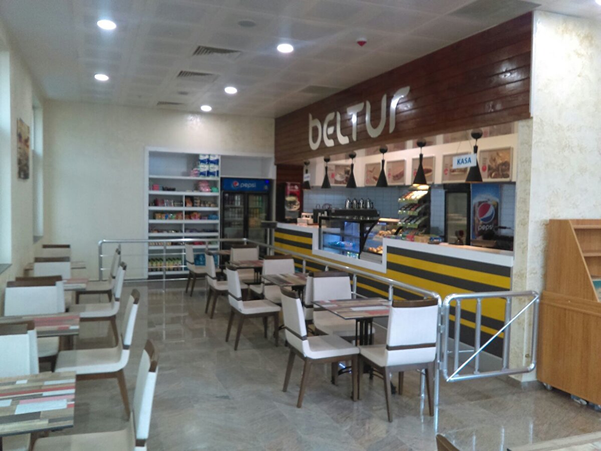 Hastanelerde (özel hastaneler dahil) bulunan yeme-içme mekanları (kantinler, kafe vb.) Genelge kapsamında yeme-içme yerleri için getirilen kısıtlamalara tabi midir? Hastanelerde bulunan yeme-içme mekânları (kantinler, kafe vb.) Genelge kapsamında yeme-içme yerleri için getirilen kısıtlamalara (çalışma saatleri, servis yöntemi vb.) doğrudan tabi değildir. Hastanelerde bulunan yeme-içme yerlerinin çalışma usul ve esasları hastane yönetimlerinin vereceği karar doğrultusunda belirlenecektir. 