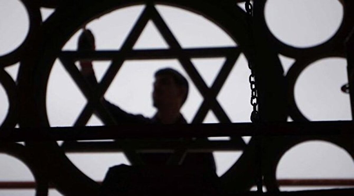 Azınlık cemaatlerine mensup 65 yaş ve üzeri din adamları, bu yaş grubu için getirilen sokağa çıkma kısıtlamasına tabi midir? Azınlık cemaatlerinin 65 yaş ve üzeri din adamlarının bu yaş grupları için kısıtlama öngörülen saatlerde dini vecibeleri yerine getirmelerinde herhangi bir kısıtlama bulunmamakta olup haricen izin alınmasına gerek yoktur.