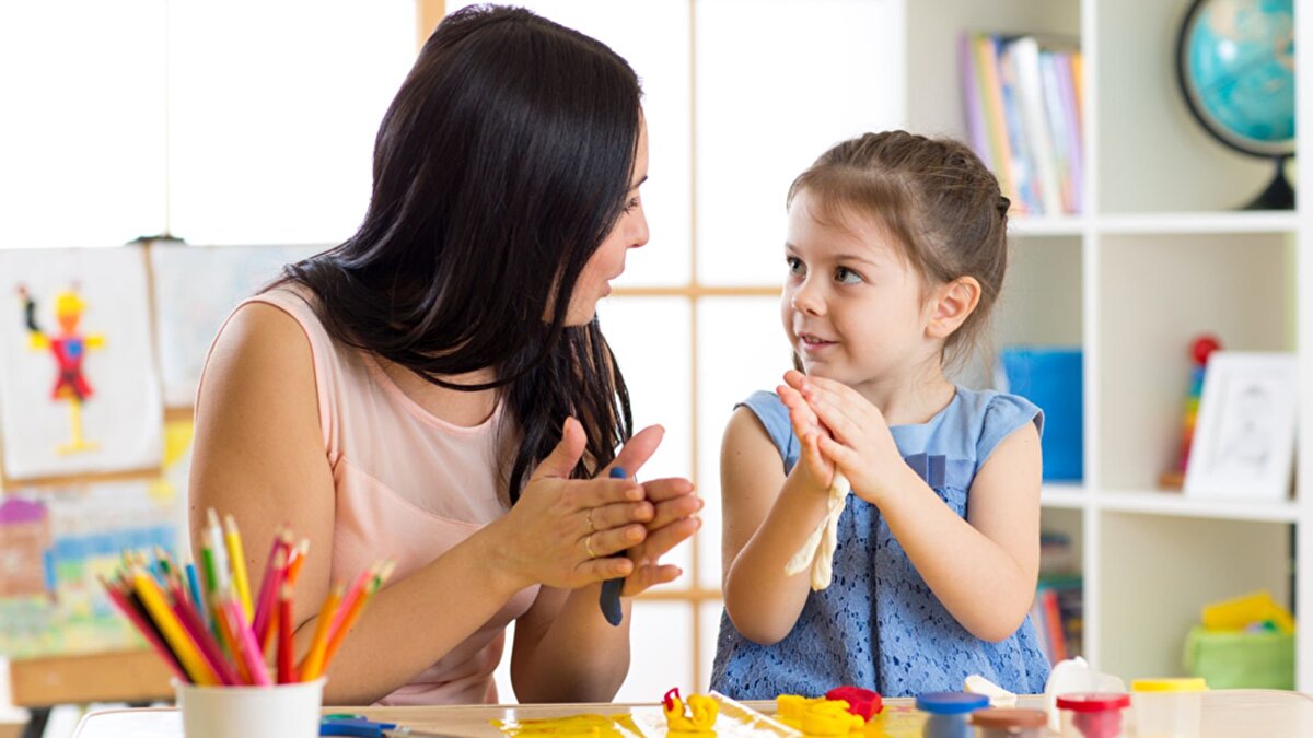 Kreşlerde yüz yüze eğitim faaliyetleri devam edecek mi?  Sağlık ve Milli Eğitim Bakanlıklarıyla yapılan görüşmeler sonucunda; çalışan anne-babaların durumu da göz önünde bulundurularak Milli Eğitim Bakanlığına bağlı kreşlerle birlikte diğer kamu kurum ve kuruluşları ile özel eğitim kurumları bünyesindeki kreşlerin yüz yüze eğitim faaliyetlerine devam edebilmeleri gerektiği değerlendirilmiştir.