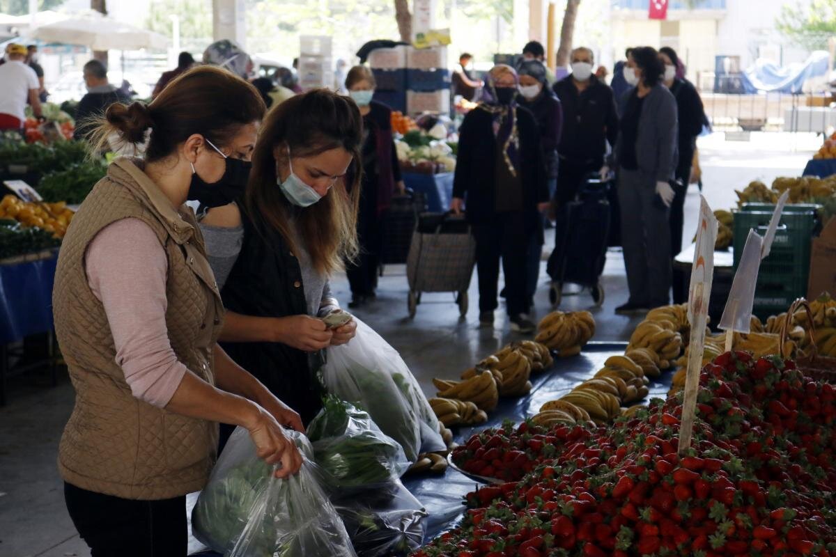 Pazaryerleri Genelge’de marketler için getirilen çalışma saatleri kısıtlamasına tabi midir?  Pazarcı esnafımız, sebze-meyve gibi ürünlerin tedariki ve pazaryerine nakliyesikurulumu bağlamında çalışma saatleri sınırlamasına tabi değildir. Ancak pazaryerlerinde 10:00 ila 20:00 saatleri arasında vatandaşlarımıza satış yapılabilecek olup bu açıdan marketler için getirilen çalışma saati kısıtlamasına tabi olacaktır.