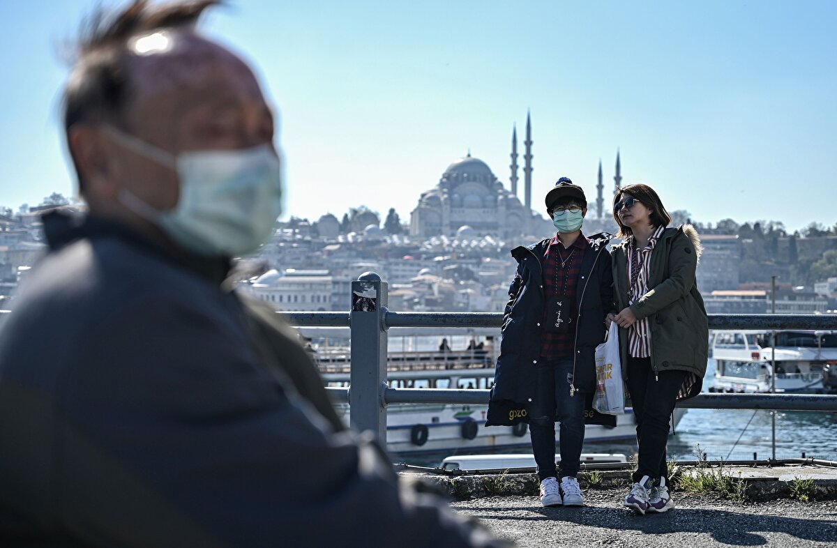 Ülkemizde turizm amacıyla bulunan yabancı turistler sokağa çıkma kısıtlamasına tabi midir?  Turistik faaliyetler kapsamında geçici bir süreyle Ülkemizde bulunan yabancı turistler hafta sonları uygulanacak olan sokağa çıkma kısıtlamasından muaf tutulacaktır.