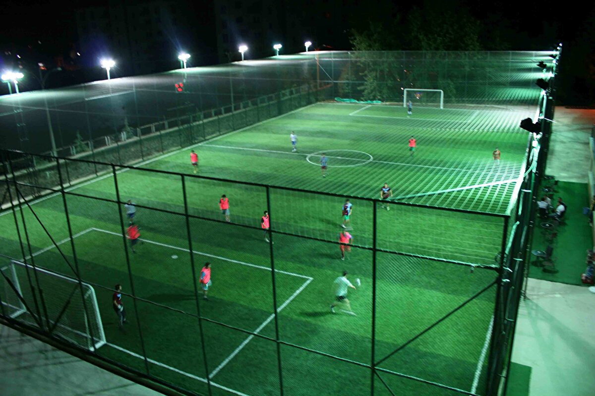 Genelge kapsamında faaliyetlerine ara verilen halı sahalarda amatör spor kulüplerinin antrenmanları ile futbol akademisi çalışmaları yapılabilir mi?  Amatör liglerin ertelenmiş durumda olması nedeniyle, yeni bir karar alınıncaya kadar faaliyetleri durdurulan halı sahalarda antrenman yapılamayacağı ve futbol okuluakademisi gibi faaliyetlerin devam edemeyeceği değerlendirilmektedir.