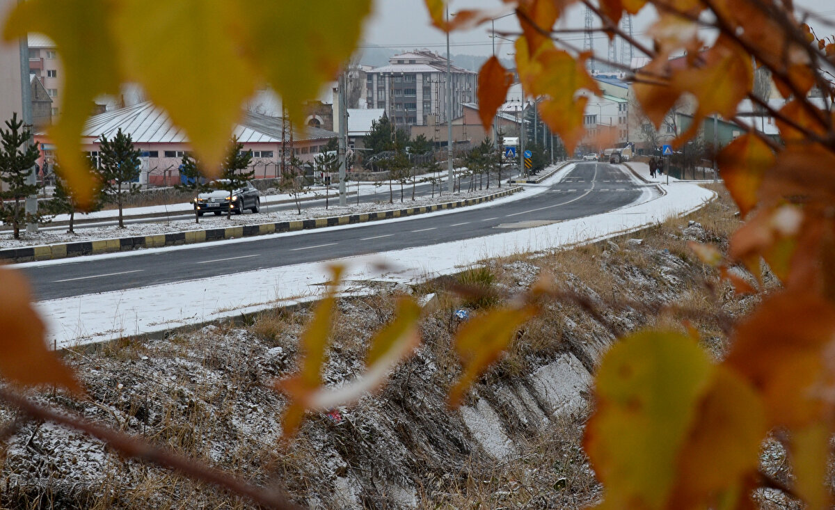 Vatandaşlardan Çetin İlbey de sabah beyaz örtüyle uyandıklarını belirterek "Memleketimizin bundan sonraki durumu böyle. Herkes sabah evin önündeki aracının üzerinde biriken karları temizledi." ifadelerini kullandı.