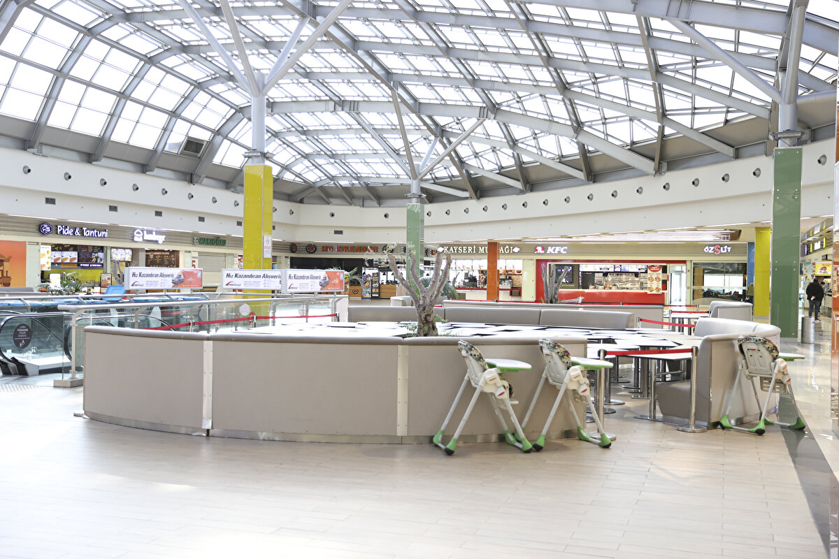 Başkentteki yeme içme yerlerinin, oturma düzeninde müşteri ağırlamadıkları, paket servis ya da gel-al hizmeti sundukları görüldü.