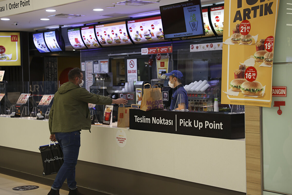 Paket serviste kullanılan malzemelerden normale göre daha fazla temin ettiklerini ifade eden Akkaya, müşterileri mağdur etmemek için 5 olan motorlu kurye sayısını 7'ye yükselttiklerini söyledi.