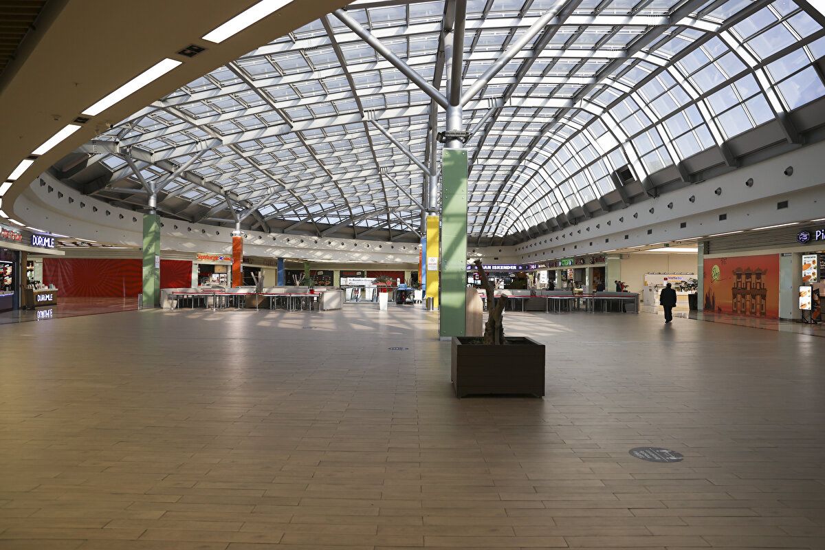 Lokanta sahibi Necmettin Akkaya, ilgili genelge doğrultusunda iş yerinde masa servisini durduklarını, yemek hizmetini paket servisi şeklinde sürdürdüklerini belirtti.