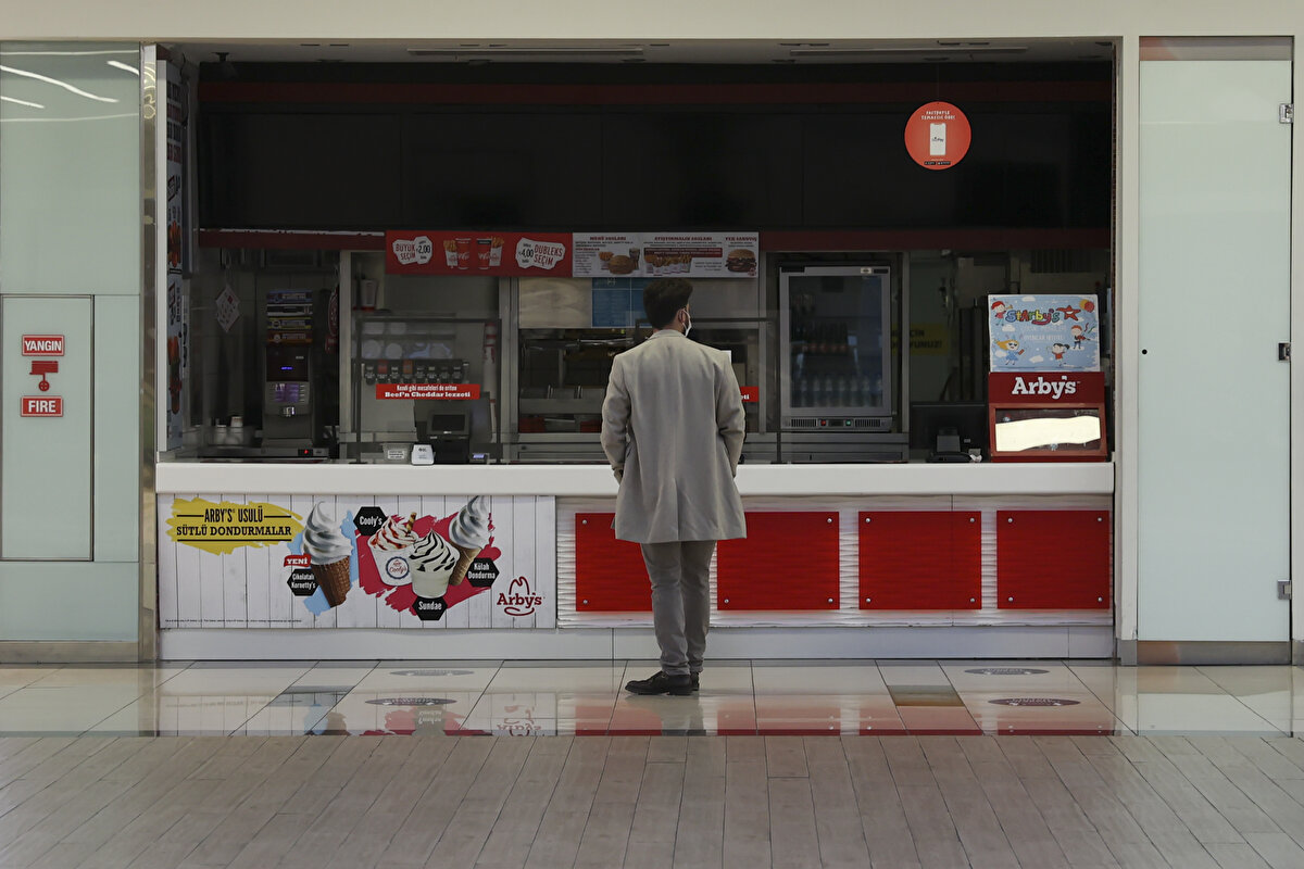 Paket serviste artış olmasını öngören bazı iş yeri sahipleri, karton kutu ve tek kullanımlık malzemelerden normale göre daha fazla temin etti.