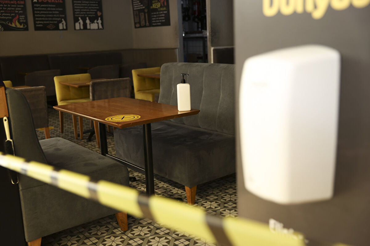 Masa ve sandalyelerini toplayan iş yerleri, dün saat 20.00 itibarıyla sadece paket servis veya gel-al şeklinde hizmet vermeye başladı.