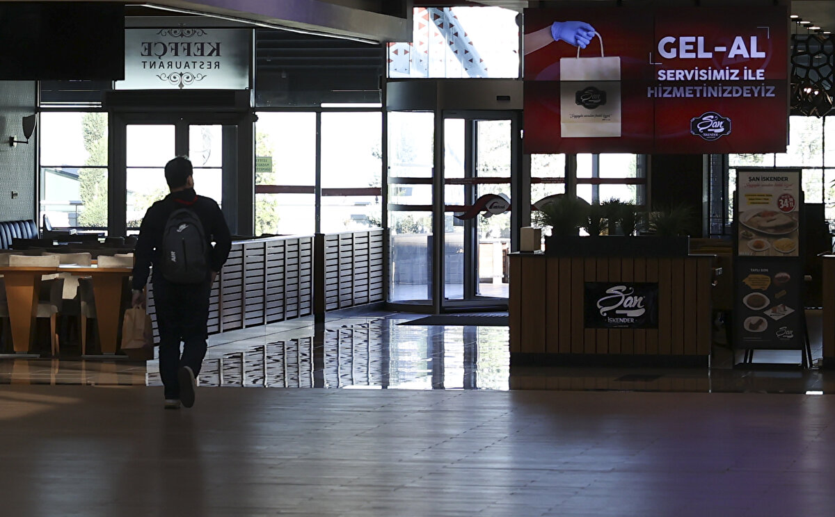 Müşterilerden Adnan Güler ise yemek ihtiyaçlarını gidermek için geldikleri lokantada masa düzeninin kaldırılmasından dolayı siparişlerini paket olarak alıp arabada veya evde yiyeceklerini kaydetti.