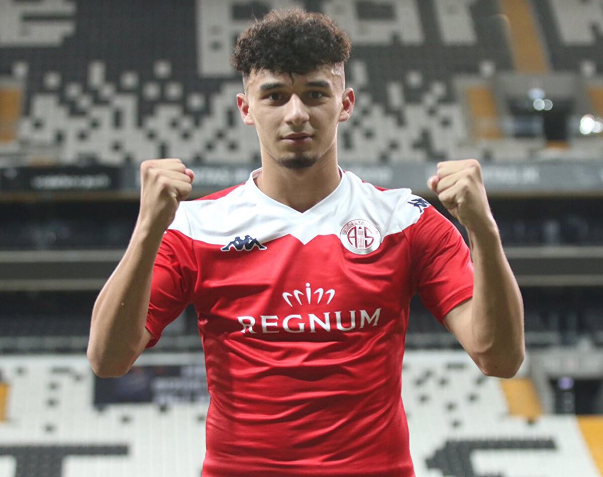 Antalyaspor: Gökdeniz Bayrakdar – Yaş: 18