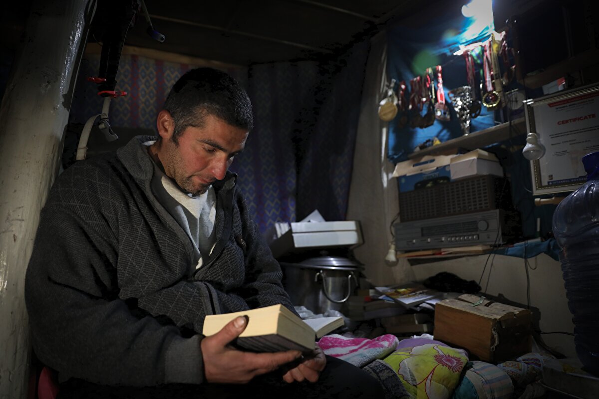Dağda birçok hayvanla karşılaştığını vurgulayan İlhan Budak, "Kışın bu taraflarda ayı görmedim. Domuzlar da zaten ürkek hayvanlar. Hayvanlarla anlaşmak çok kolay. Çok karşılaştım ayılarla, domuzlarla. Ben yoluma gittim, onlar da yoluna gitti. Bir tepki vermeyince hayvanlar da tepki vermiyor" şeklinde konuştu.